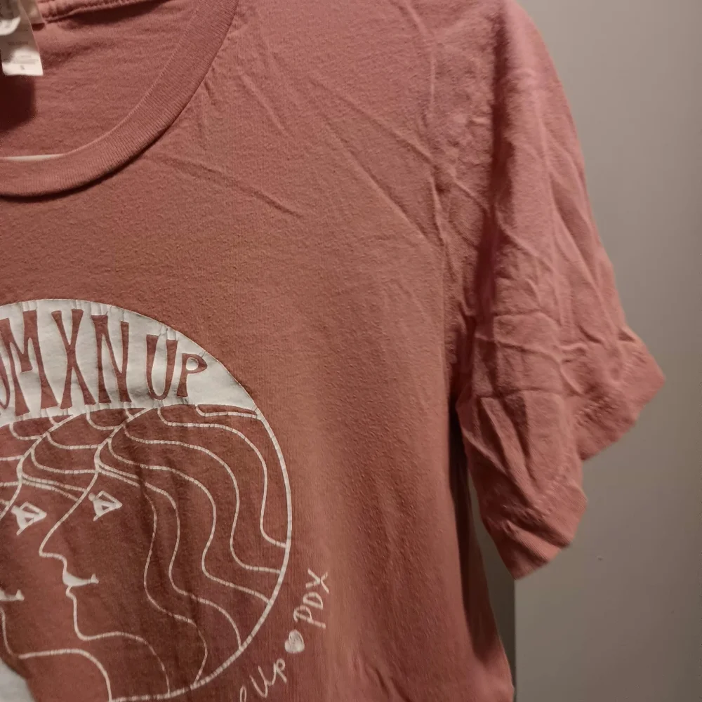 Women's Mauve Graphic Tee - "Lifting Womxn Up" - Picture 3 of 12